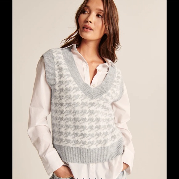 Abercrombie & Fitch Jackets & Blazers - ABERCROMBIE Cropped Pattern V-Neck Sweater NWT